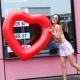 Cô gái hồ bơi phim hoạt hình sáng tạo bên bờ biển nam và nữ bơm hơi tình yêu trẻ em lưới đỏ nổi chất béo bơi vòng gắn kết