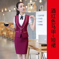 Красный жилет, мини-юбка