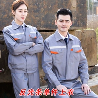 Светло -серый одиночный топ с отражающейся полосовой топом