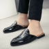 Một nửa dép nam Tide Drag Summer Patent Leather Glossy Giày da nhọn Giày da hoang dã Không có dép xăng đan Giày dép nam dep da cao cap Dép