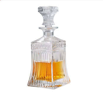Czech sealed lidded wine decanter ເຫລົ້າທີ່ເຮັດຈາກສີແດງແລະຂວດເຫຼົ້າແວງຕ່າງປະເທດສ້າງສັນເຮືອນເອີຣົບແກ້ວແກ້ວແກ້ວ wineware ແກ້ວເຫຼົ້າແວງ