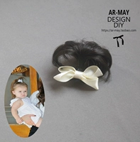 Один грязно-белый вьющийся волос