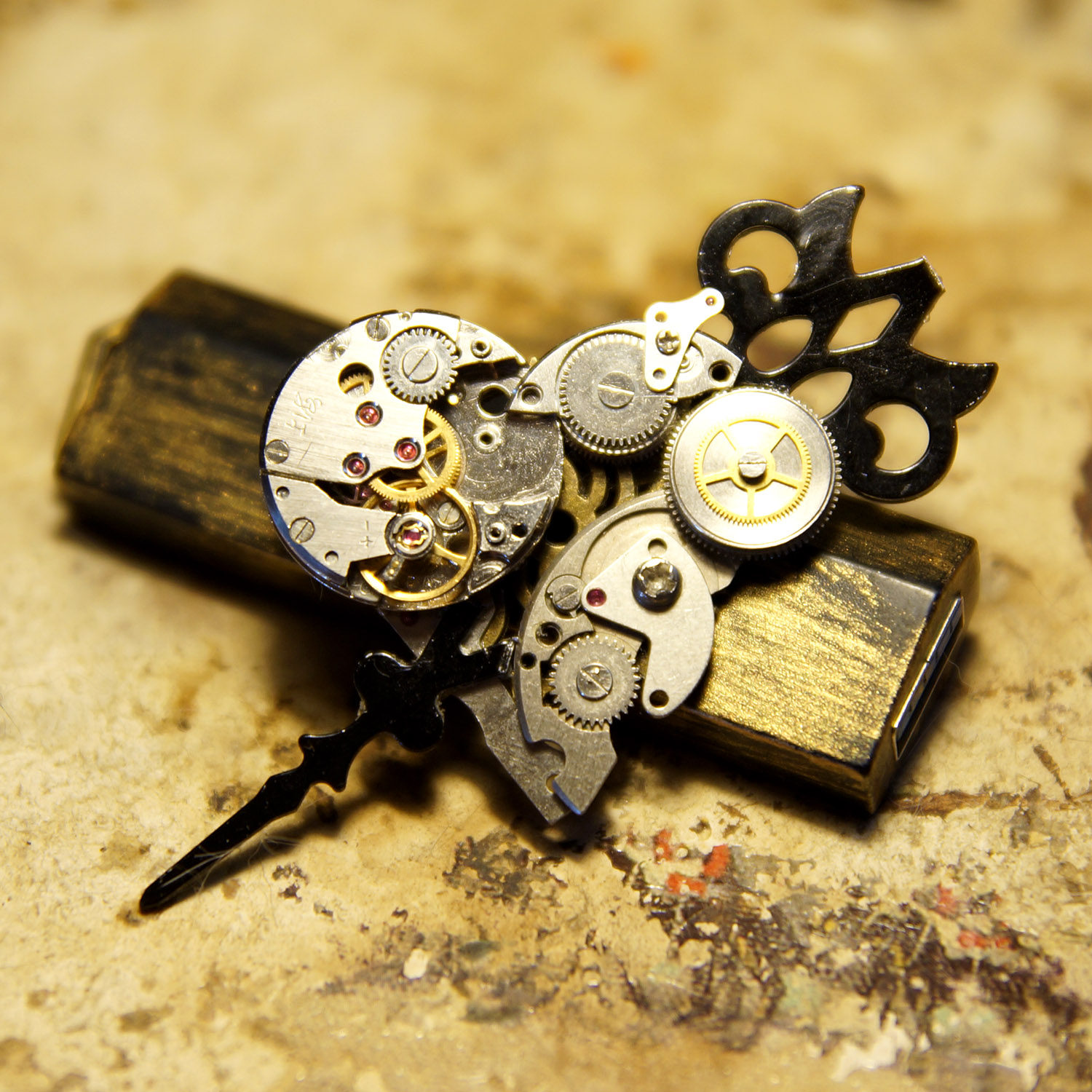 Mr. Yi's Steampunk Continent Steampunk Metal Watch Movement Hands Heart-Shaped Arrow Brooch Jewelry