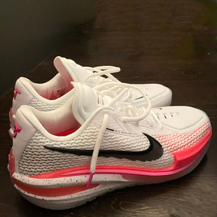Nike 白粉红黄黑红实战篮球鞋