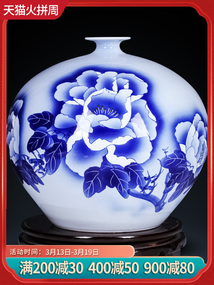 Jingdezhen ceramics by hand crafts are blue and white porcelain vases, flower arrangement sitting room of Chinese style household decorations