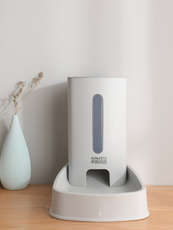 Кормушка с дозатором для кошек и