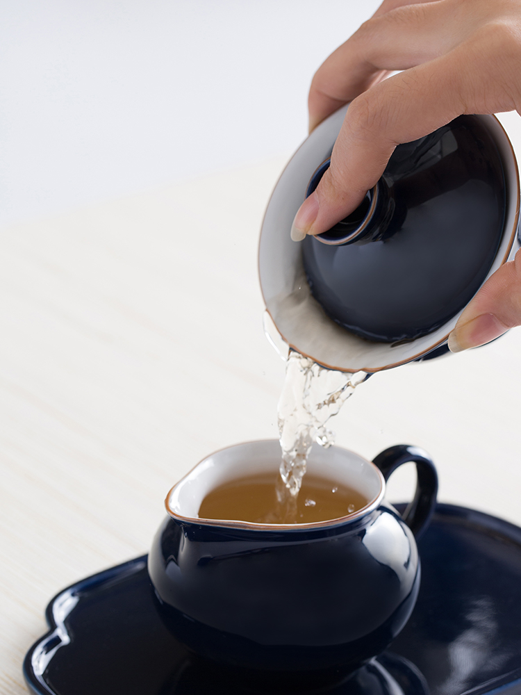 Ceramic tureen large tea cups and creation of kung fu tea only three hand grasp the iron bowl is in use