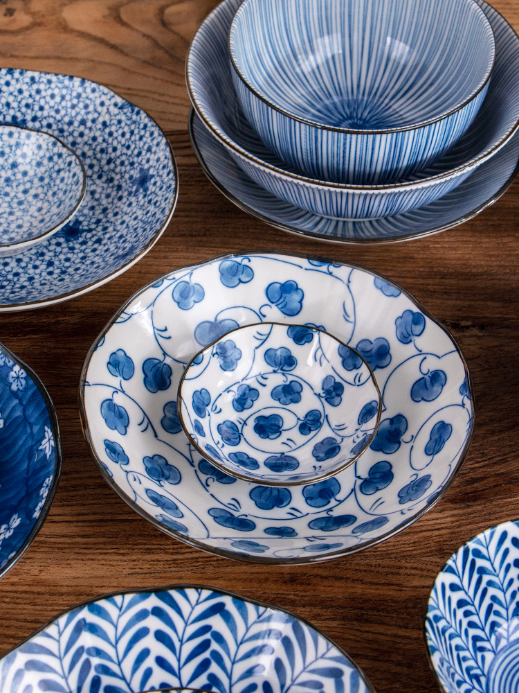 Japan 's imports of Japanese classic blue dye under glaze color porcelain household move to use plate portfolio cutlery sets