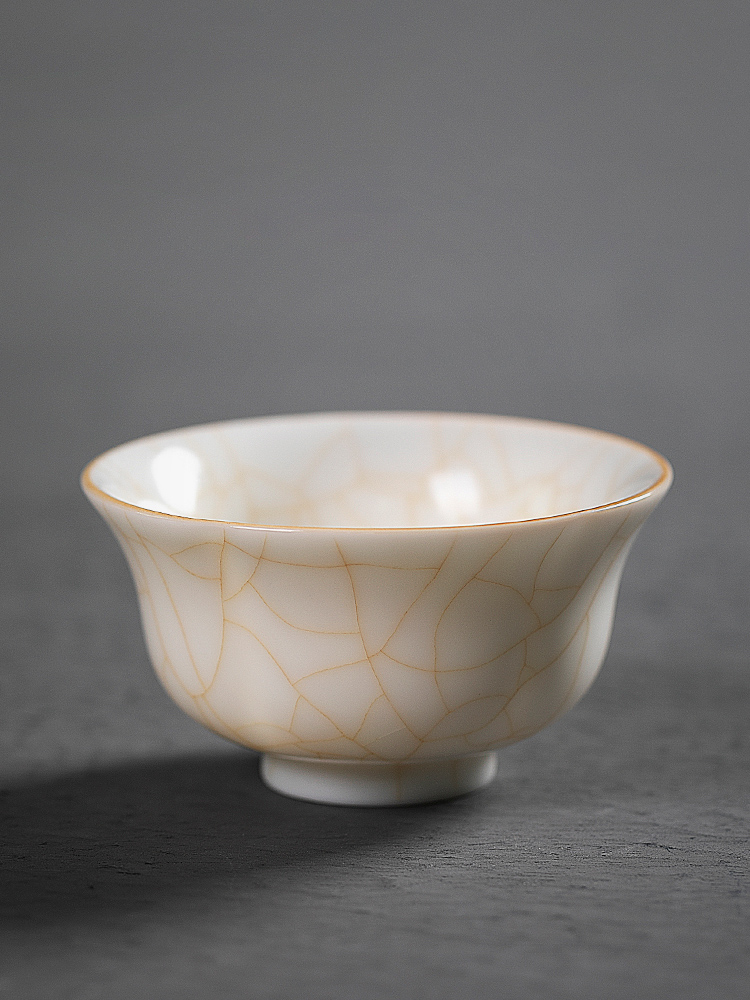 Jiangnan past white porcelain cup sample tea cup master kung fu ceramic cups suet jade cup your up but small cups. A single