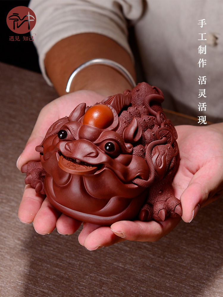 Macros in yixing purple sand tea pet golden toad manual creative tea tray is placed much luck, office decoration