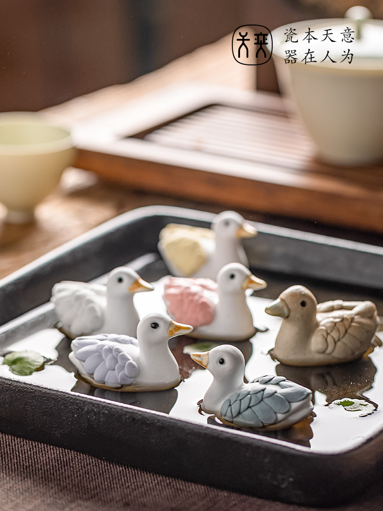 Wilson of refueling duck day jingdezhen ceramic furnishing articles express little ducks manual desktop decoration on the tea table of tea of a pet