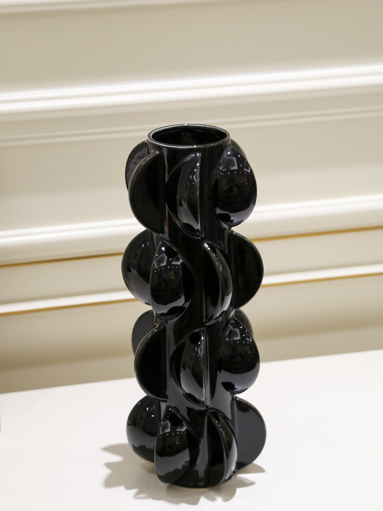 I and contracted place to live in the sitting room is black and white ceramic vase mesa move swirl marks the dried flower decoration