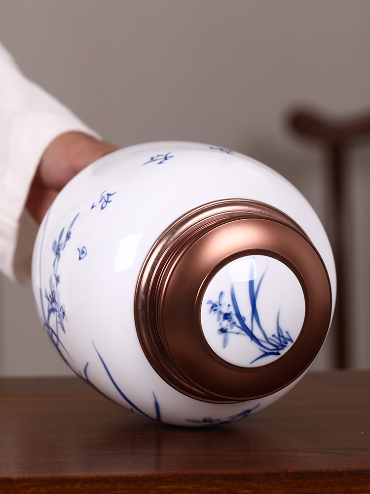 Hand made blue and white porcelain tea pot black tea tea pot store POTS sealed cover large moisture storage tea warehouse