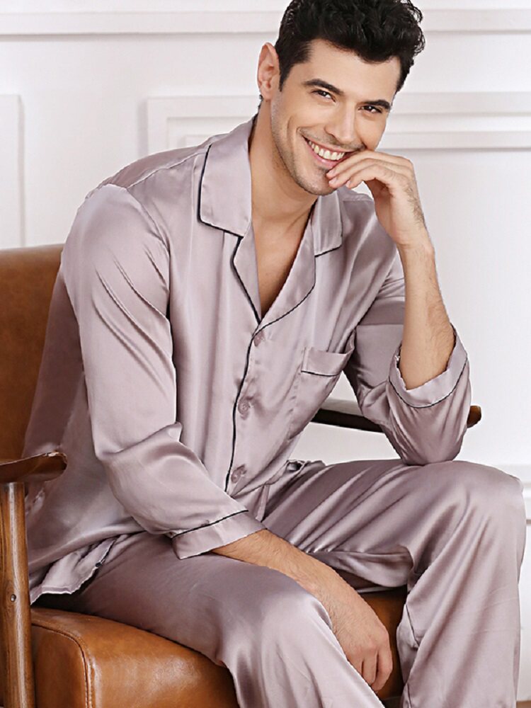 Пижама мужская. Атласная пижама мужская. Мужская пижама шелковая. Атласная пижамная рубашка мужская. Мужчина в пижаме.