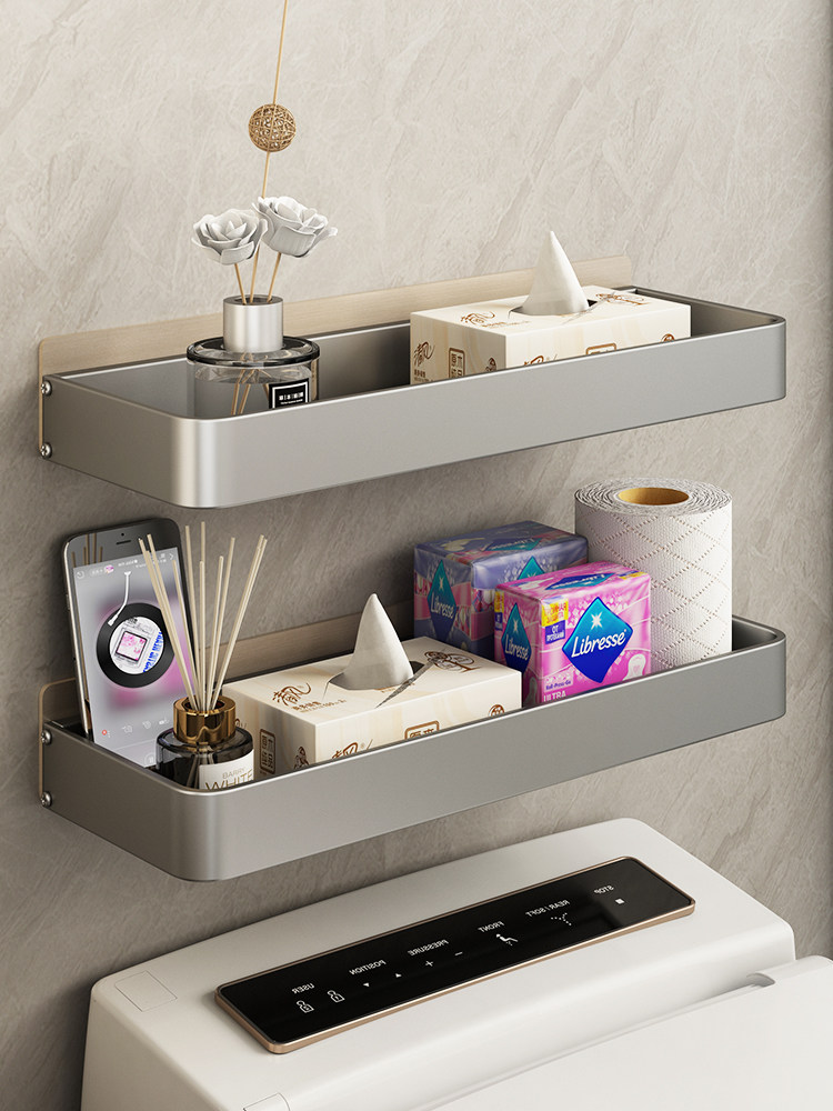 bộ gương kệ nhà tắm Hộc chứa đa năng phía trên bồn cầu xả nước được đặt cạnh bồn cầu cạnh kệ khăn giấy vệ sinh phía sau phụ kệ nhà tắm 3 tầng kệ để đồ nhà tắm thông minh