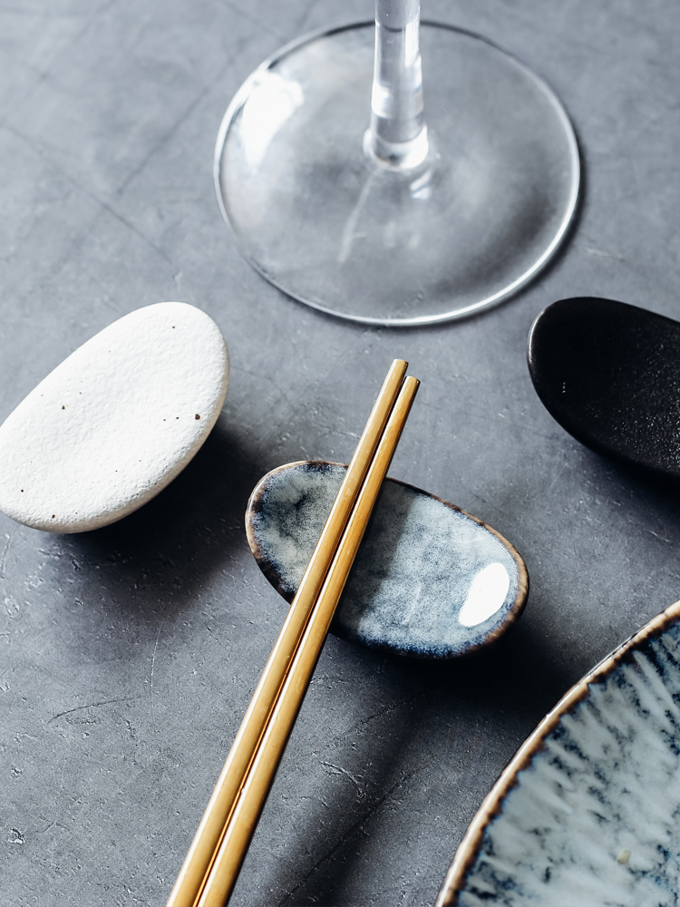 Irregular disc ceramic chopsticks chopsticks frame supporting small plate with the handle name plum flavor dish creative snack dish of sauce dish of ltd.