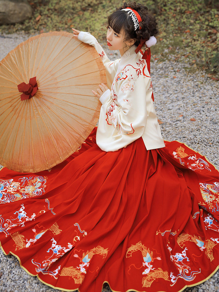 「赤い漢服スカート1点」蓮の花 鯉柄 贅沢な刺しゅう 刺繍中華服 漢服 チャイナ服 撮影 演奏会 花火会 パーティー お祭り 踊り お花見