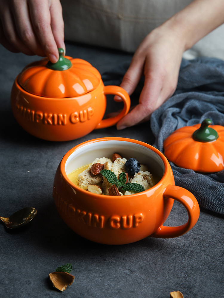 S lovely ceramic pumpkins in the cup with cover cup creative move trend mark cup milk for breakfast. A cup of water