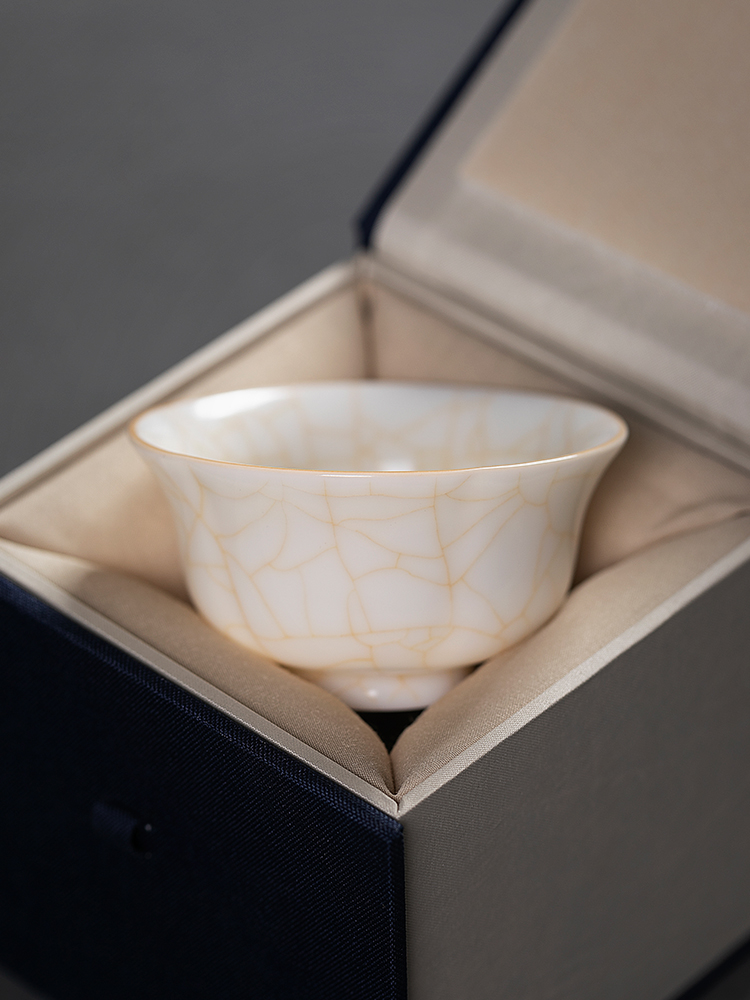 Jiangnan past white porcelain cup sample tea cup master kung fu ceramic cups suet jade cup your up but small cups. A single