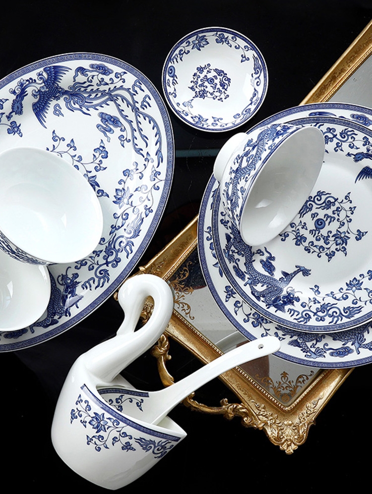 The Chinese blue and white porcelain tableware suit dishes household jingdezhen bowls of ipads plate suit eating the food dish suits for