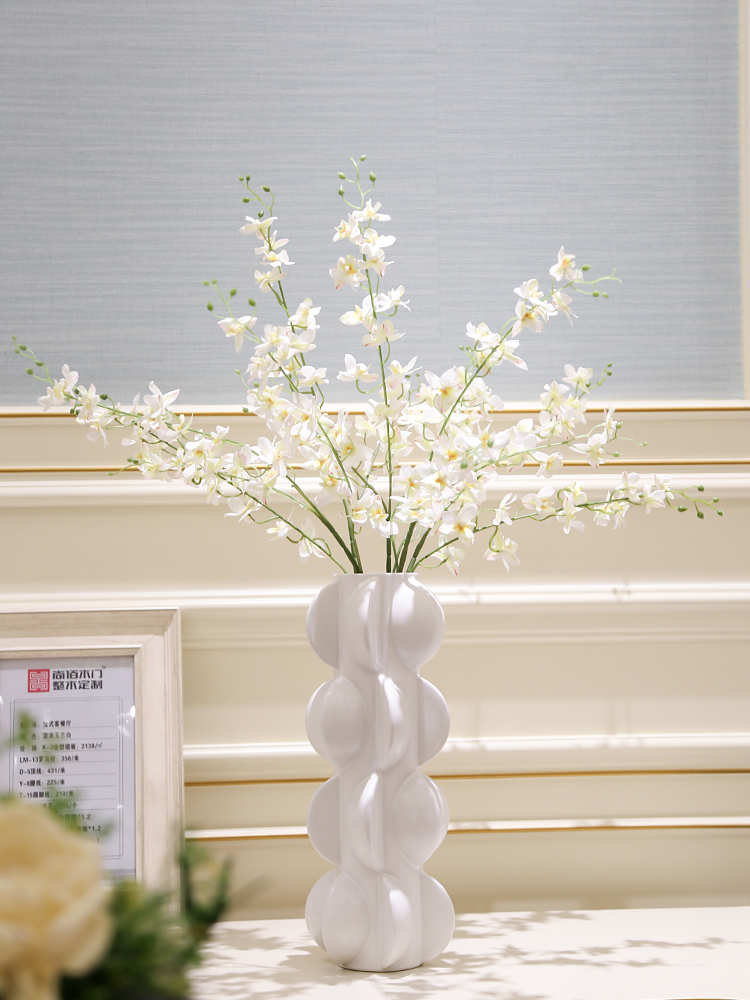 I and contracted place to live in the sitting room is black and white ceramic vase mesa move swirl marks the dried flower decoration