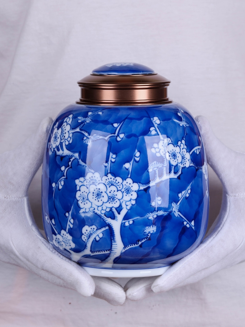 Jingdezhen blue and white porcelain ceramic tea pot small name plum tea caddy fixings storehouse metal double hermetically sealed as cans