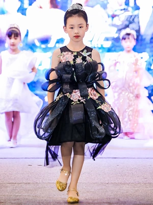Trẻ em váy công chúa váy đen cô gái váy dạ hội hoa cô gái mô hình sàn catwalk nhỏ chủ trang phục piano mùa thu - Váy trẻ em