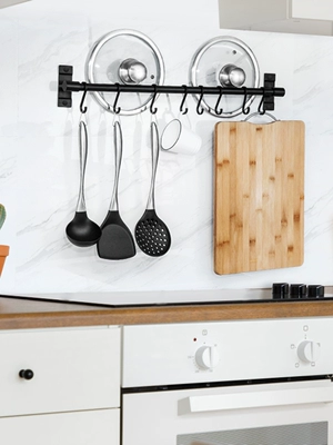 Móc nhà bếp của Trung Quốc móc miễn phí kệ kệ lưu trữ nhà bếp kệ treo tường xẻng đen thớt giá đỡ dao - Phòng bếp