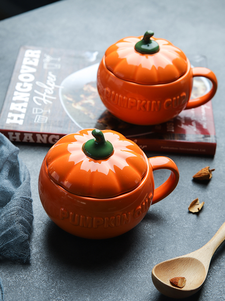 S lovely ceramic pumpkins in the cup with cover cup creative move trend mark cup milk for breakfast. A cup of water