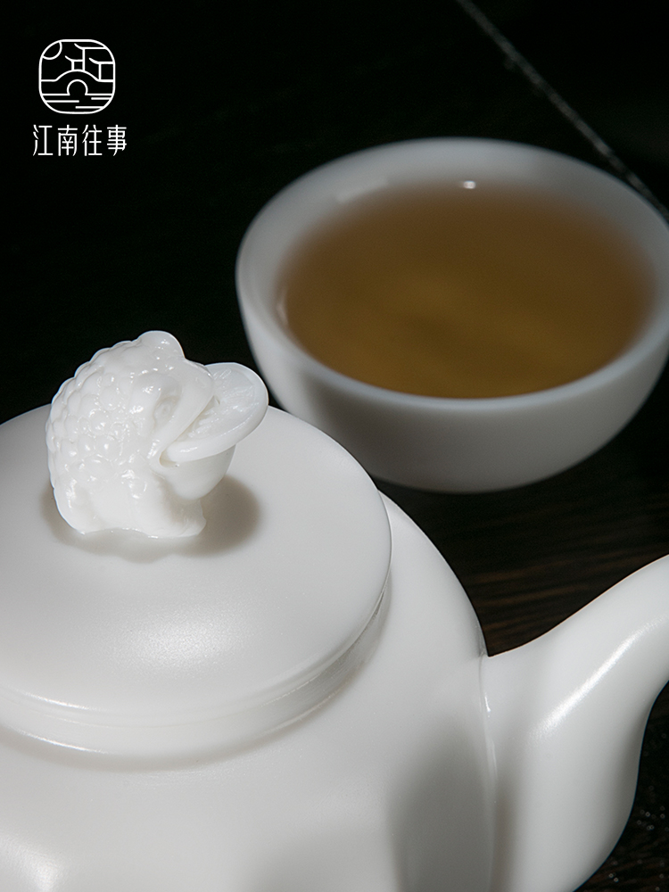 Jiangnan past small ceramic teapot Chinese white lucky spittor pot of white porcelain kung fu tea set and household teapot single pot