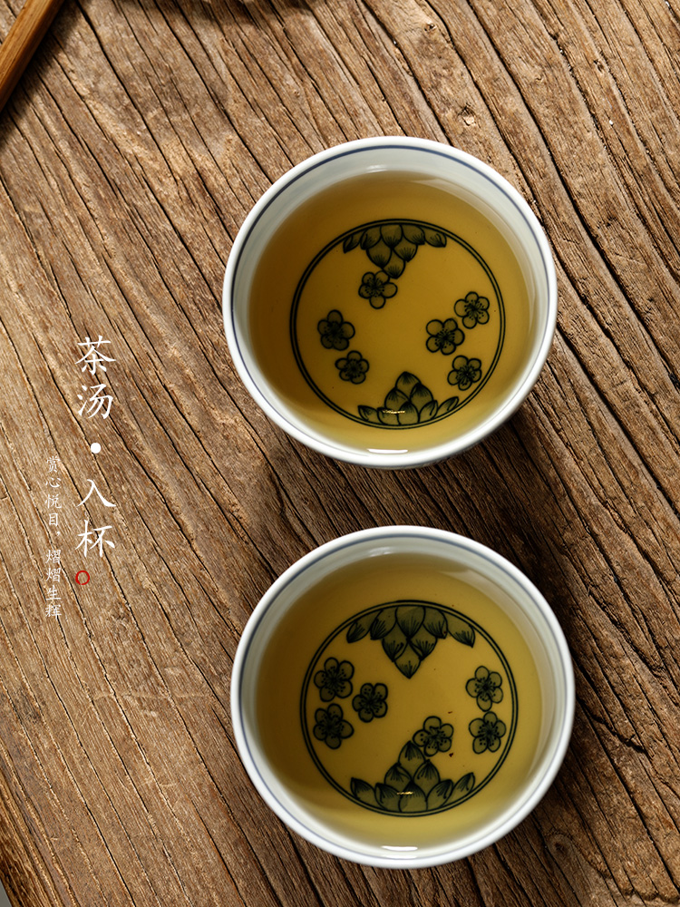Jingdezhen hand - made peach blossom put water point master cup single cup pure manual blue - and - white kung fu tea tea set sample tea cup only