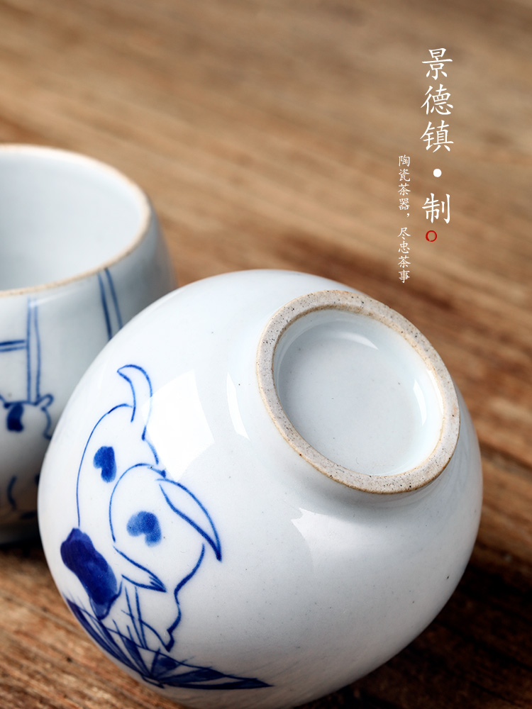 Blue and white porcelain personal kongfu master cup single CPU jingdezhen hand - made ceramic cups sample tea cup checking out the tea