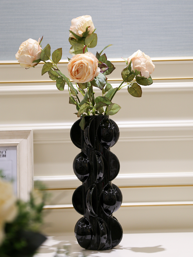 I and contracted place to live in the sitting room is black and white ceramic vase mesa move swirl marks the dried flower decoration