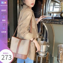 (Lv Xiaobu) bucket bag 2021 explosive super fire women Autumn Winter minority leather French soft leather shoulder shoulder bag