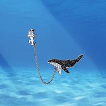 Cute Japanese astronaut whale chest buckle Joker cartoon men and women personality badge couples lead pin ins tide