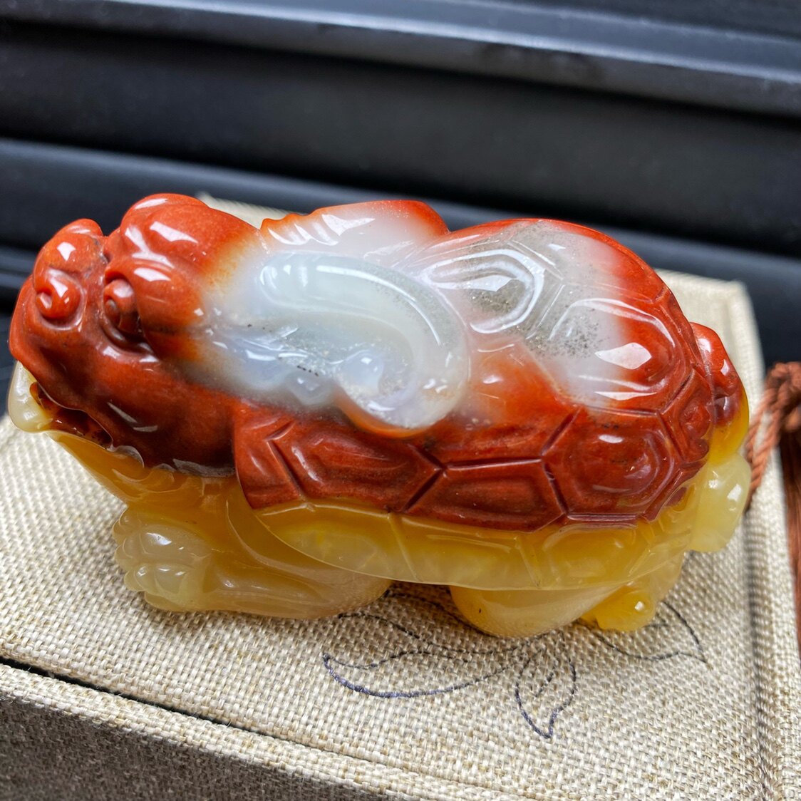 Natural Yunnan Huanglong jade dragon tortoise handlebar playing with a dragon mausoleum tricolour gold sand and jade pendulum decorated with tea darling