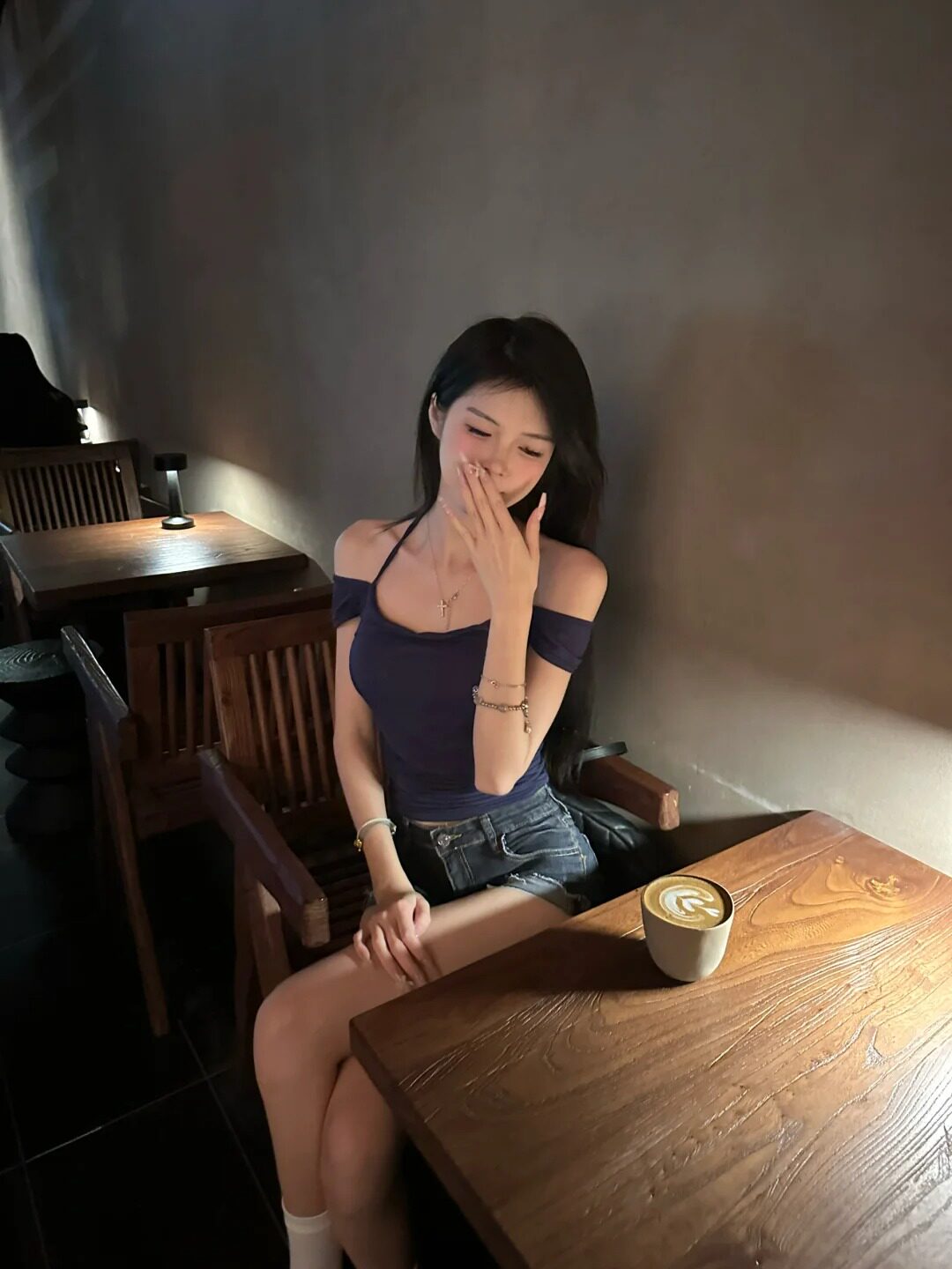 玖绪夏季辣妹挂脖T恤 一字肩露肩设计小露性感 短款紧身勾勒腰线 纯欲风满满