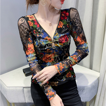 Sexy zipped V collar T-shirt woman autumn and winter Euros fashion printed net yarn jacket foreign air inside a bottom shirt woman long sleeve