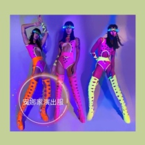 Annas costumes only have clothes and no glasses