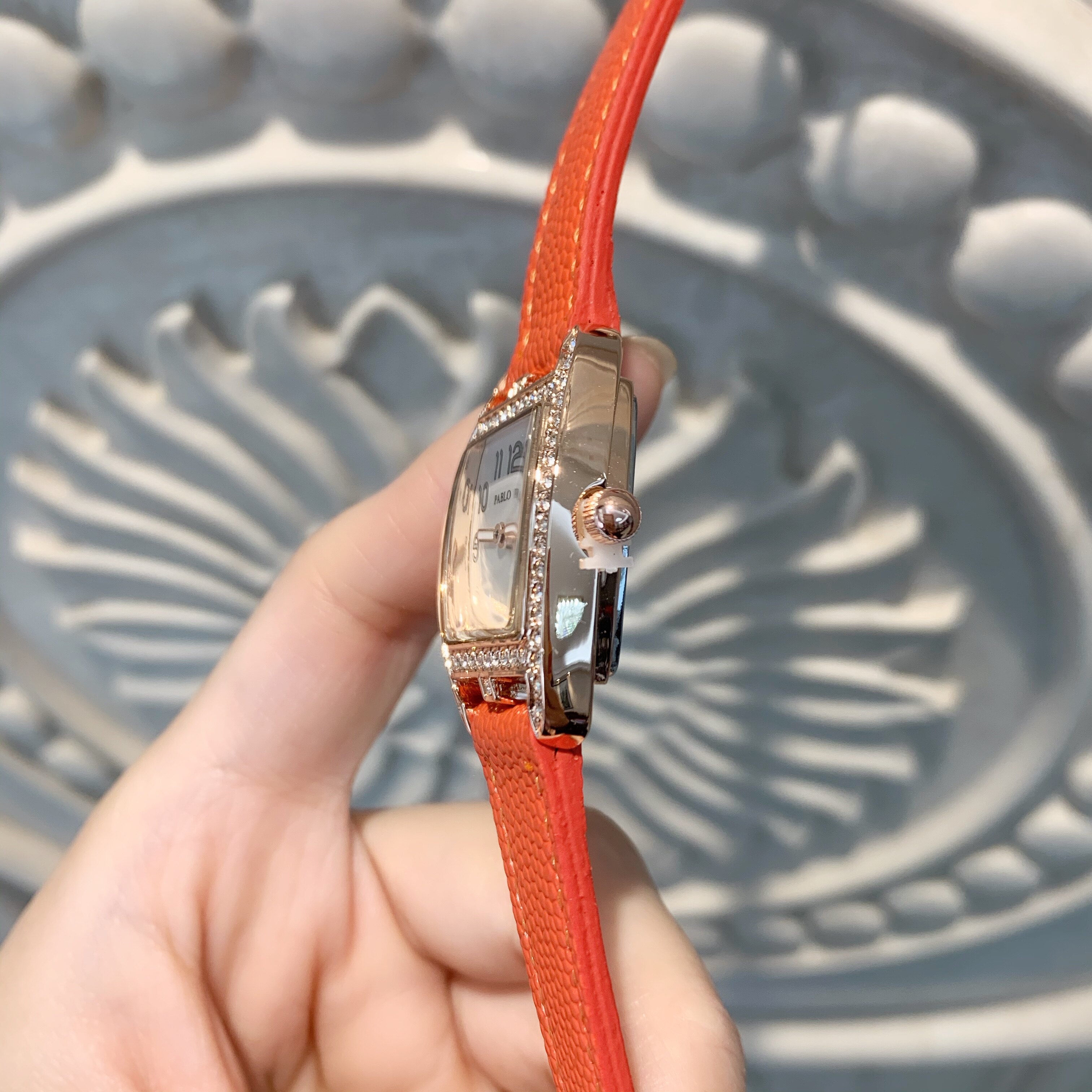 Women's Quartz Watch With Lychee Pattern Strap And Diamond Detail_voghion.com