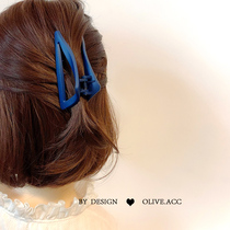 Japanese-Korean-style retro scratch clip behind the woman's head