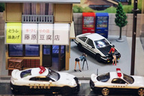 Fujiyuan micro 1 64 shoot props couples with car model 2 person combination Clown doll