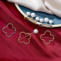 ins dress waist dress pull pin buckle Clover anti-light brooch Pearl wild shirt neckline