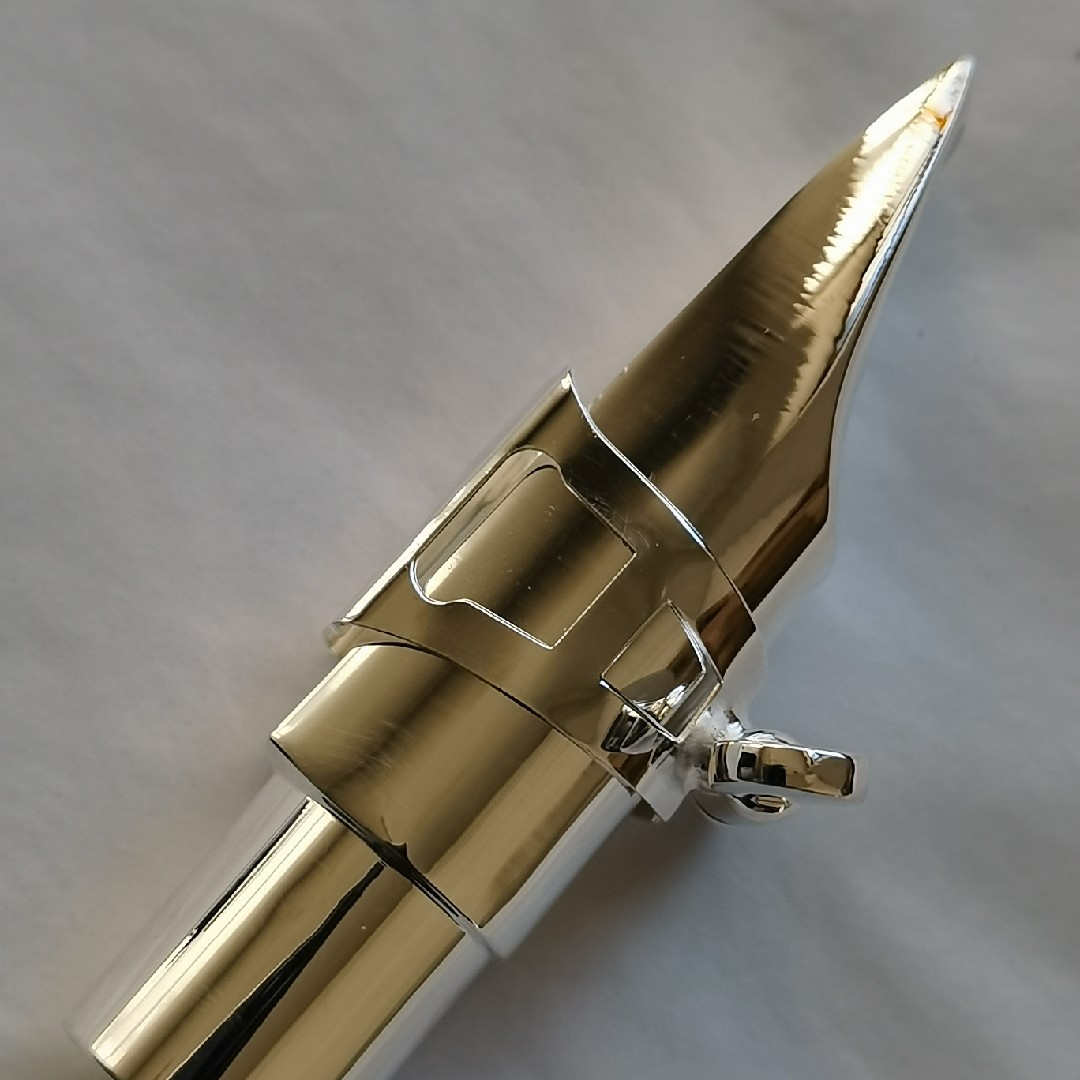 Silver-plated bullet hole alto mouthpiece, the sound is thick and full, good for blowing without whistling
