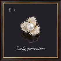 Camellia small fragrant wind high-end anti-light brooch Pearl crystal flower luxury neckline fashion versatile corsage