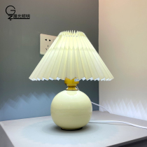 Nordic Ins Wind 100 Pleats Small Table Lamp Bedroom Teenage Girl Cute Mesh Red Pleated Fastbed Headlights Ceramic Cream Light
