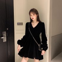 Europe station autumn and winter foreign style high-end V-neck Hepburn style small black dress Small temperament waist gold velvet dress