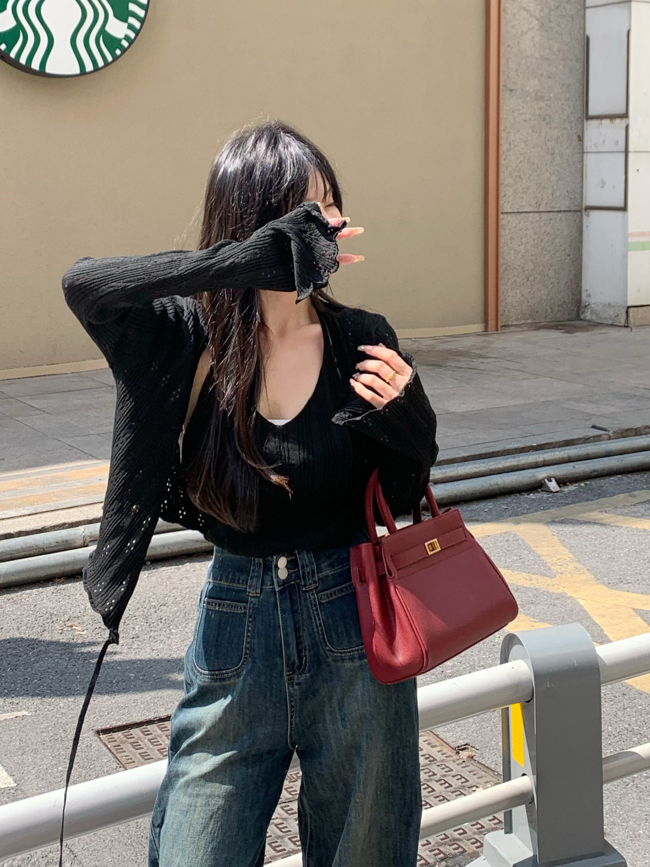 百丽红色新娘婚包 大容量设计装下红包手机 手提斜挎两用更实用