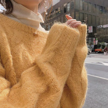 Autumn and winter goose yellow horse fur jacket hooded sweater women Lazy Wind loose laminated wearing yellow Twist Shorts Shorts