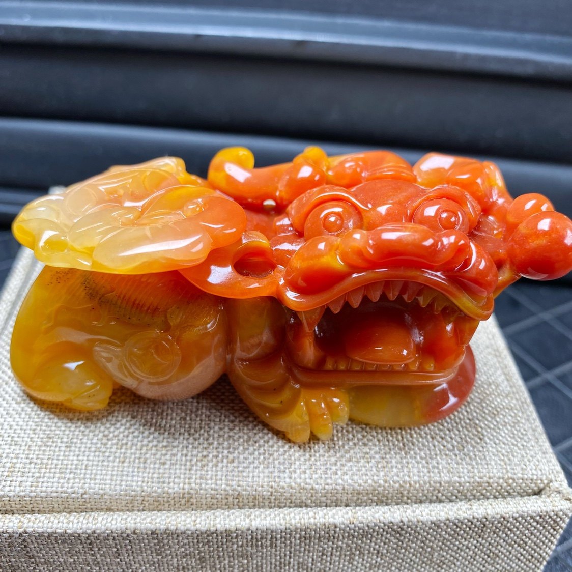 Natural Yunnan Huanglongyu Bawang hand play piece Longling material hand carved ornaments Yin Yang feet